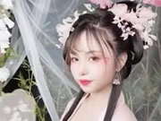 प्यारी चीनी लड़की तस्वीरें ले रही है